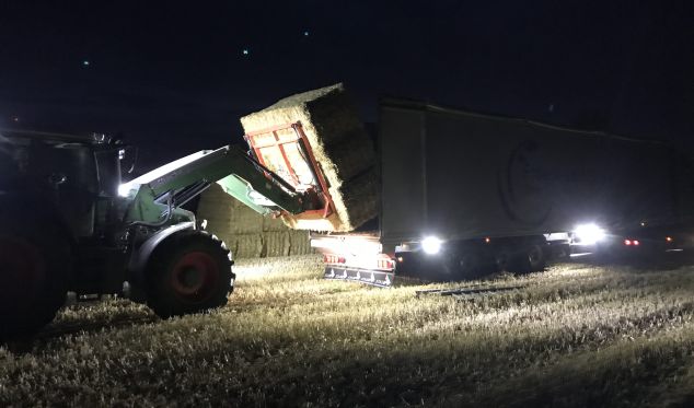 Stroh laden bei Nacht