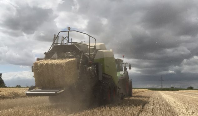 Stroh pressen mit der Claas Quaderballenpresse